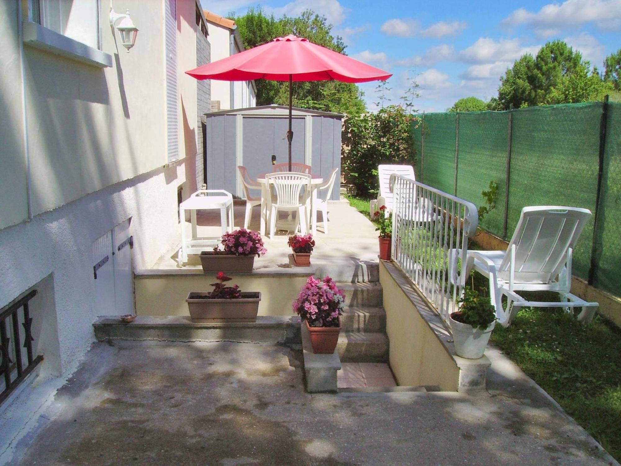 Appartement Charmant A Breuillet Avec Jardin Spacieux Exteriör bild